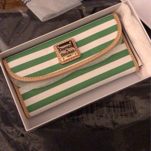 Dooney & Bourke Continental Clutch 🍀 in KELLY GREEN - Picture 1 of 5